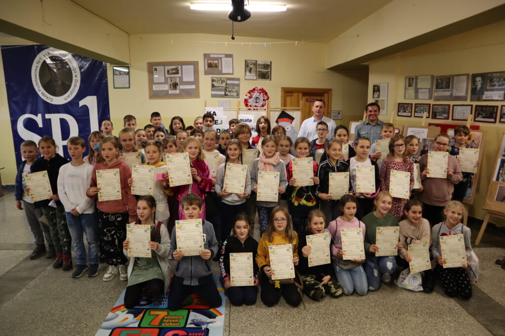 Na zdjęciu grupa dzieci uczestnicząca w projekcie Kalejdoskop Matematyczny" wraz z burmistrzem Tomaszem Susiem i wykładowcą z Politechniki Krakowskiej. 
