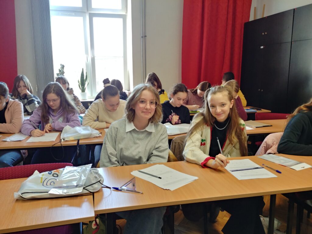 Uczniowie podczas zajęć w ramach projektu"Kalejdoskop Matematyczny" 