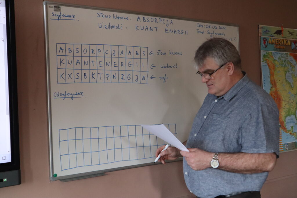 Wykładowca Politechniki Krakowskiej podczas zajęć w ramach projektu "Kalejdoskop Matematyczny" 