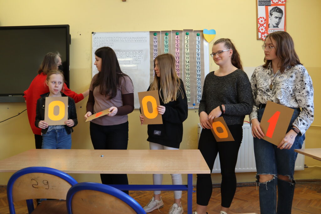 Uczniowie Politechniki Krakowskiej podczas projektu "Kalejdoskop Matematyczny" 