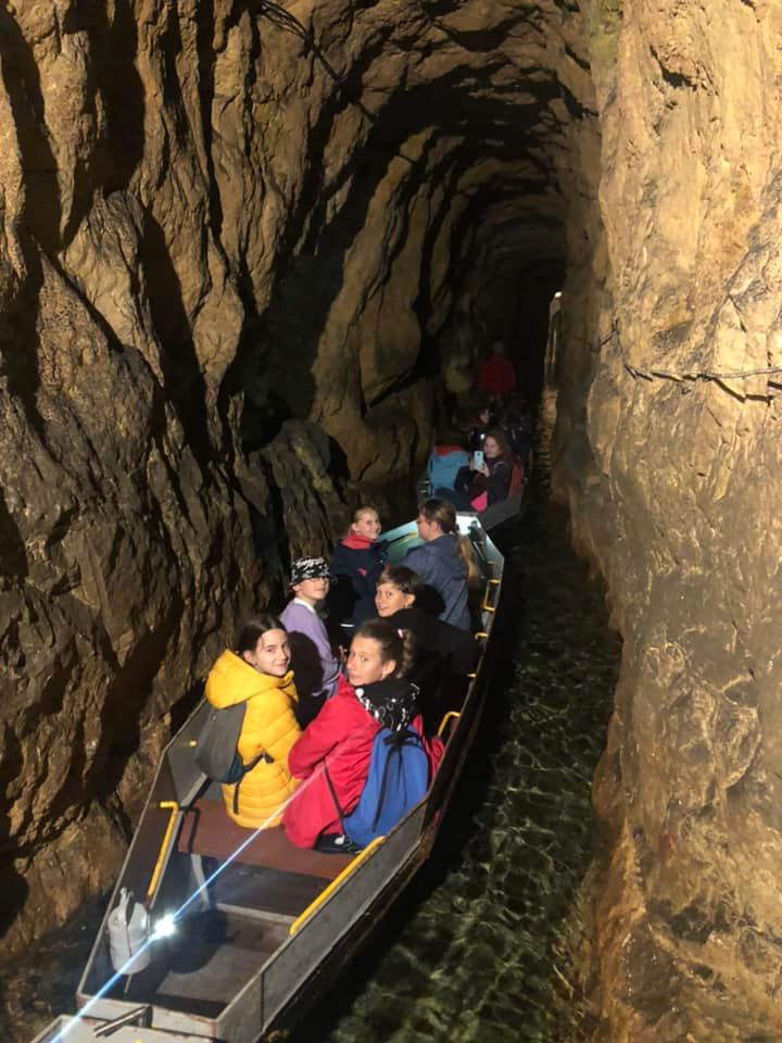 Dzieci ze Szkoły Podstawowej w Brzączowicach w łódce w podziemiach zabytkowej kopalni rud srebronośnych oraz sztolni „Czarnego Pstrąga”.